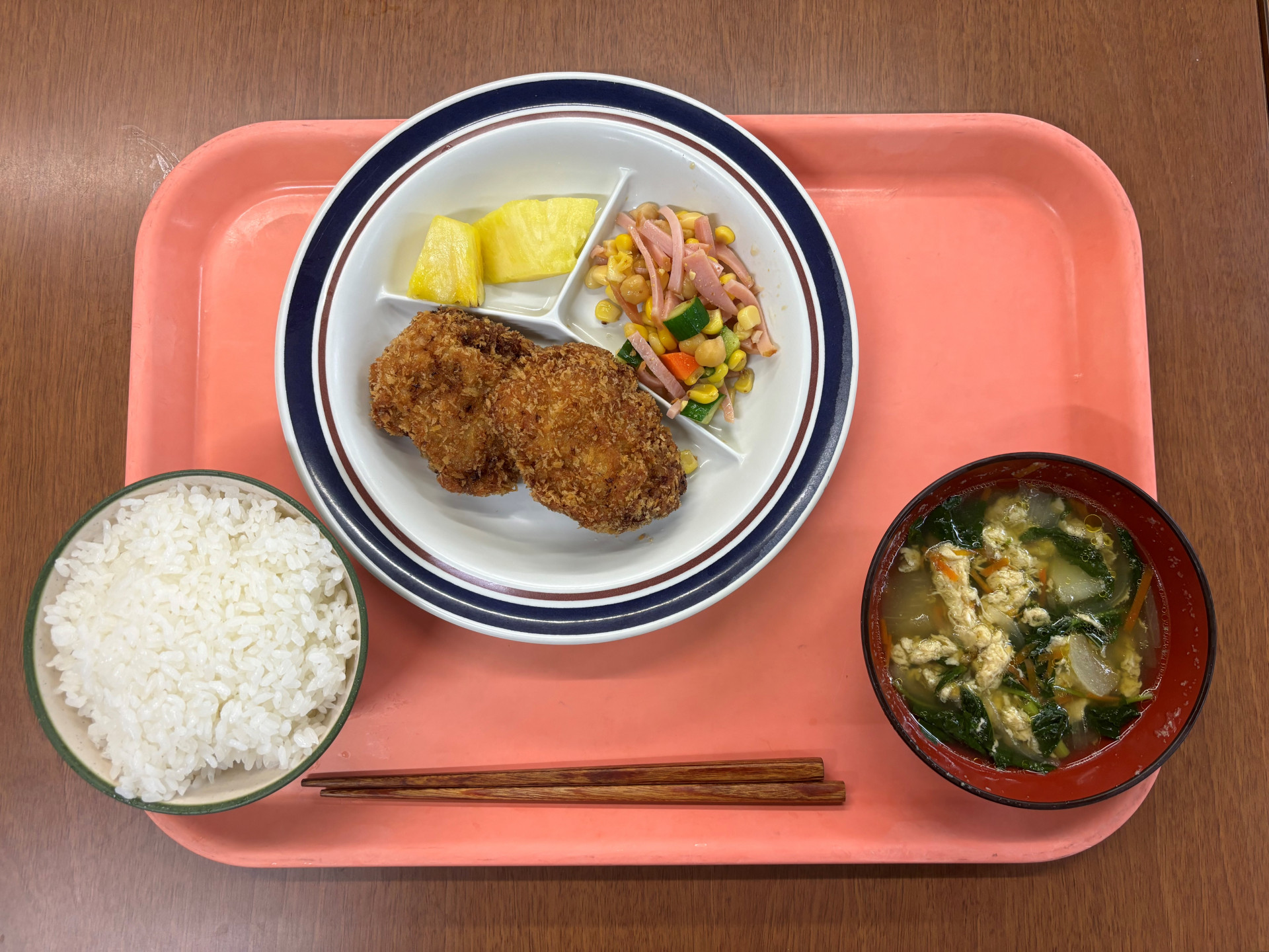 10月11日（金）夕食　ごはん・モロヘイヤのスープ・フィラハバネー・ひよこ豆のサラダ・果物